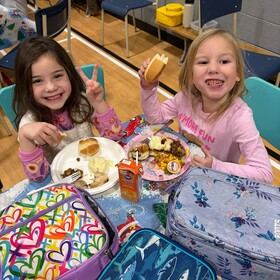 deux élèves au dîner de Noël souriantes au gymnase