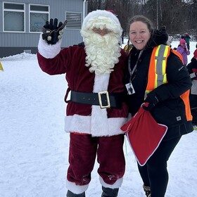 un membre du personnel avec le Père Noël